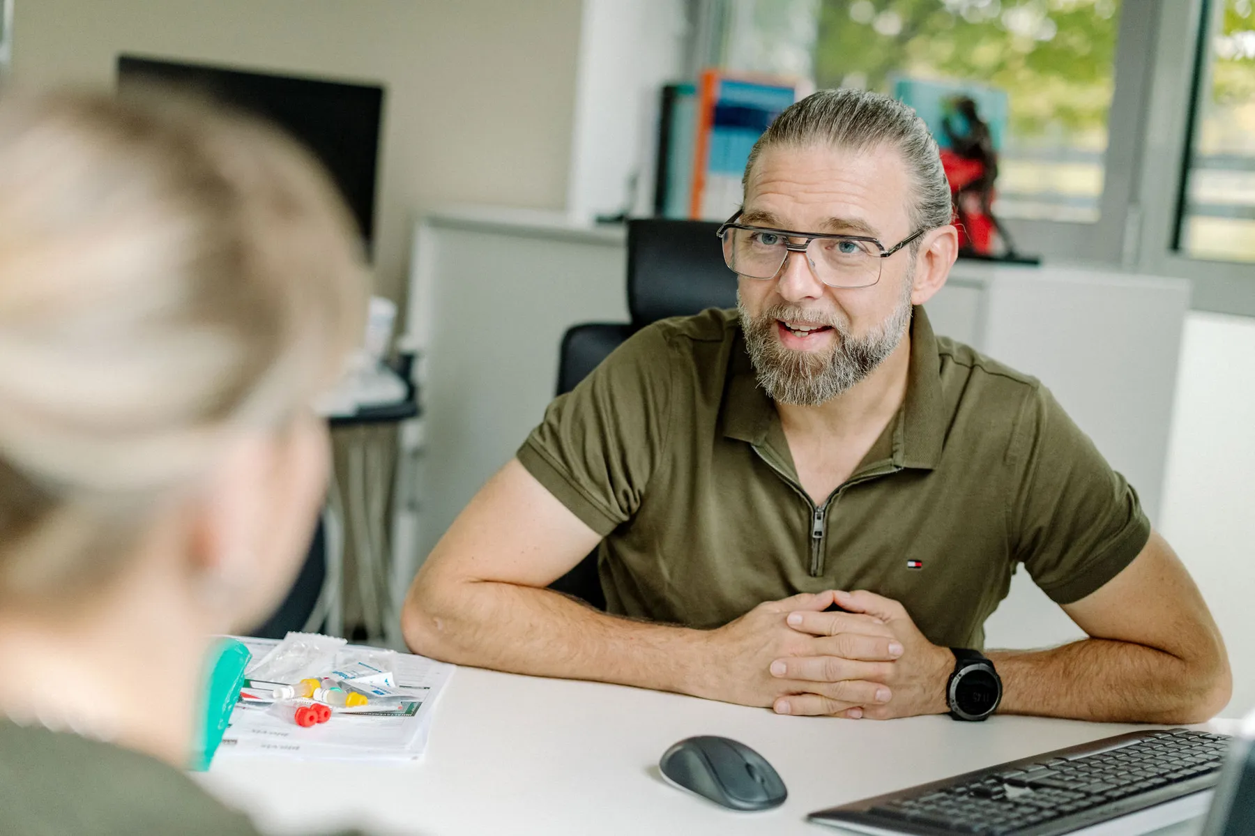 Heiko Lowak behandelt eine Patientin in der Praxis