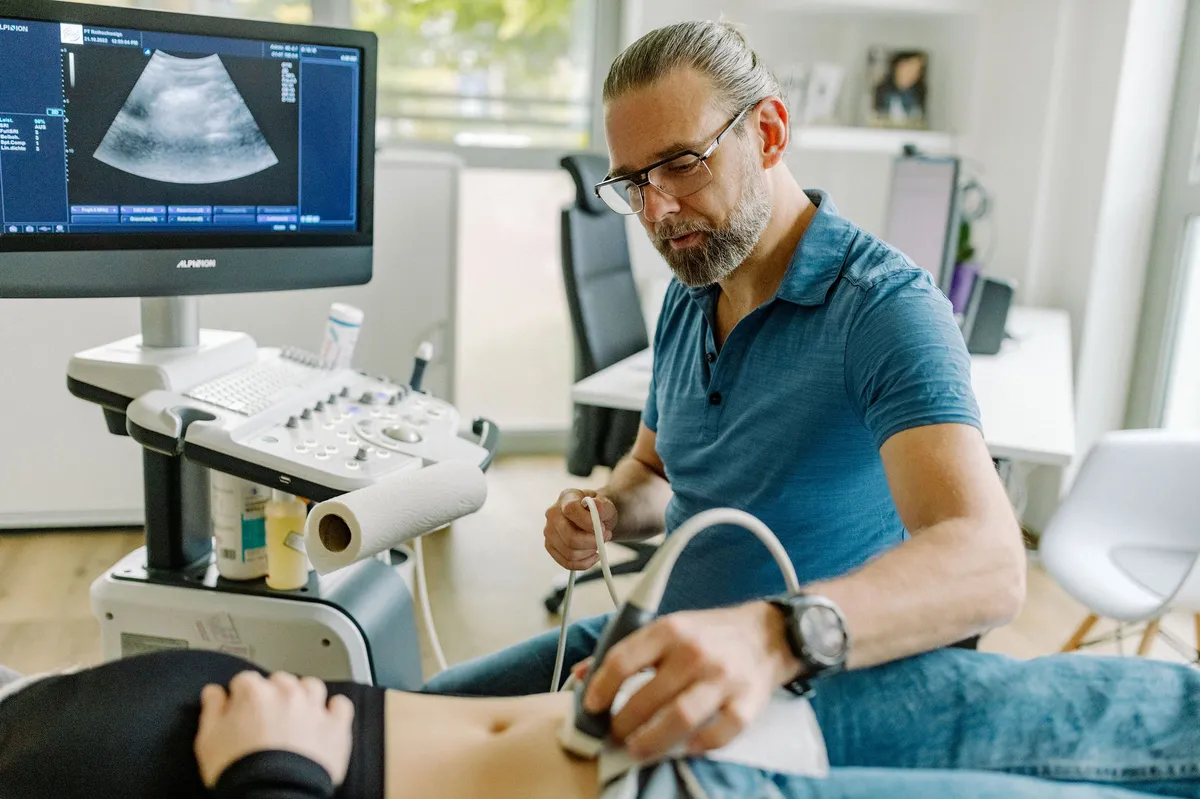 Heiko Lowak bei der Ultraschalluntersuchung einer Patientin